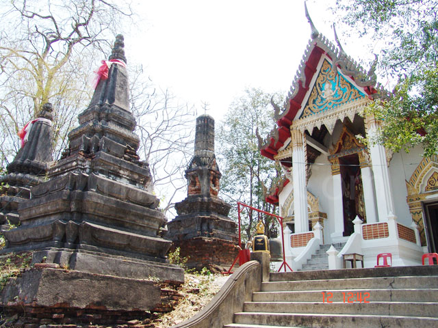 Wat Khao Yee San, Samutsongkram