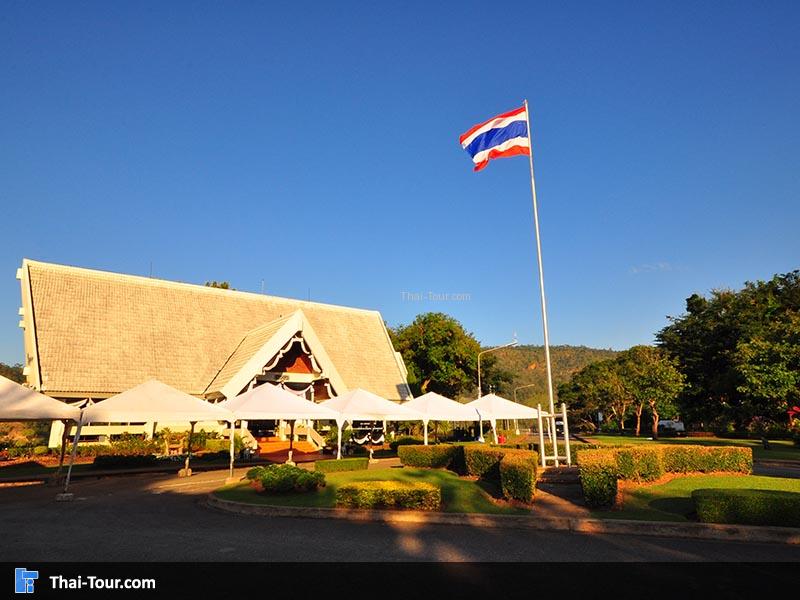 จุดธงชาติไทยของ เขื่อนศรีนครินทร์