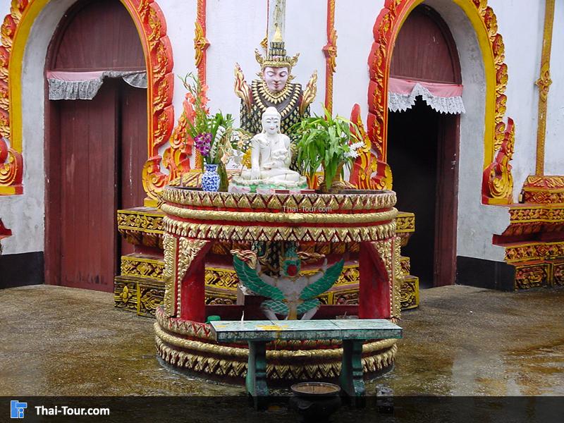 พระพุทธรูปศิลปพม่าอยู่รอบเจดีย์แต่ละด้าน