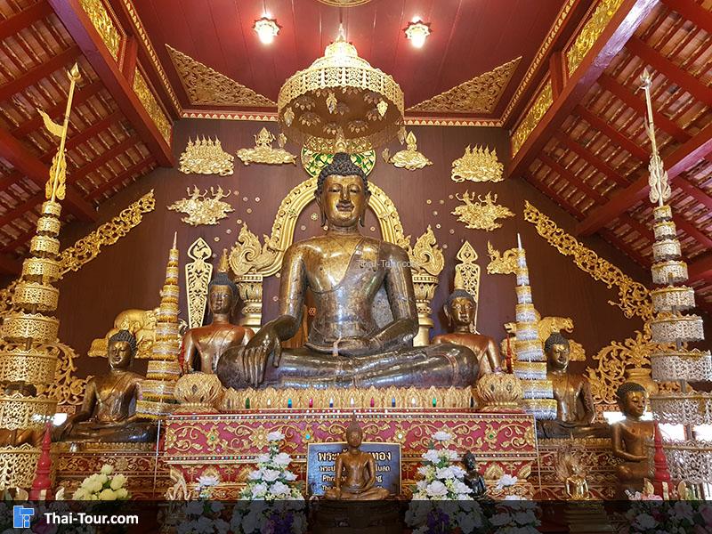 พระอุโบสถเป็นพระพุทธปฏิมาศิลปะล้านนาไทย พุทธศตวรรษที่ 21 ปางมารวิชัย