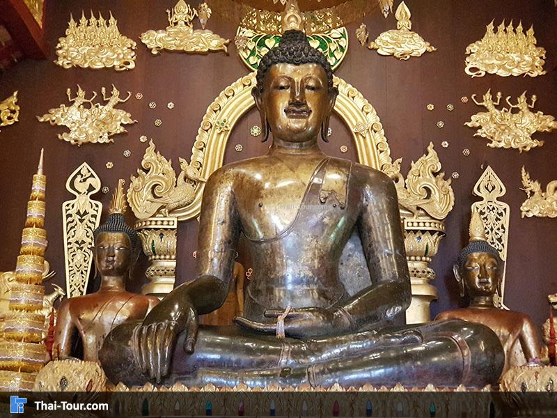 พระอุโบสถเป็นพระพุทธปฏิมาศิลปะล้านนาไทย พุทธศตวรรษที่ 21 ปางมารวิชัย