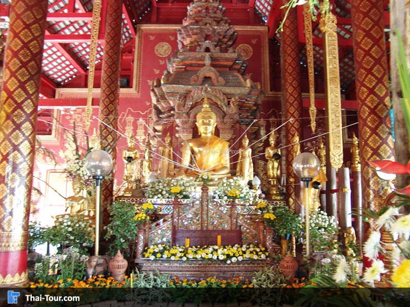 พระพุทธรูปปางปราบช้างนาฬาคีรี ประดิษฐานอยู่ในพระวิหาร 