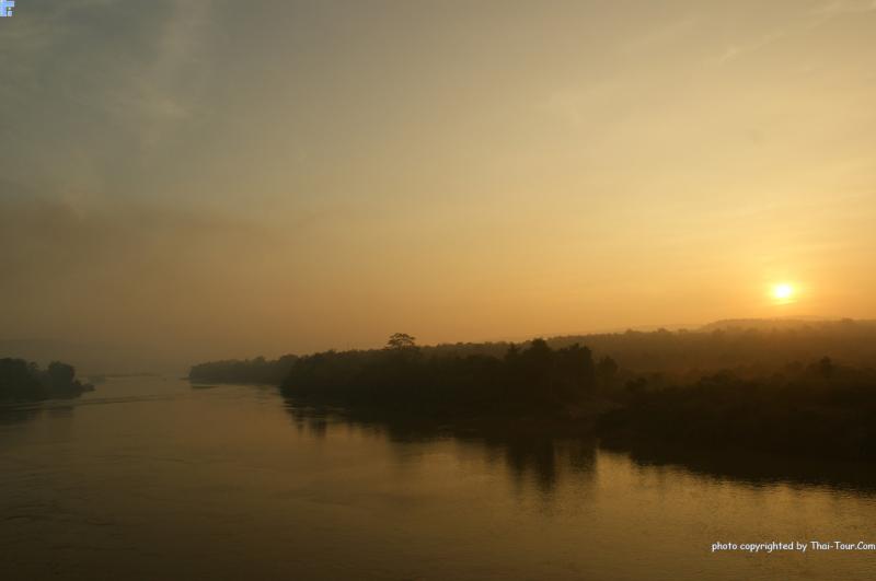 อาทิตย์ขึ้น ที่โขงเจียม บนแม่น้ำสองสี