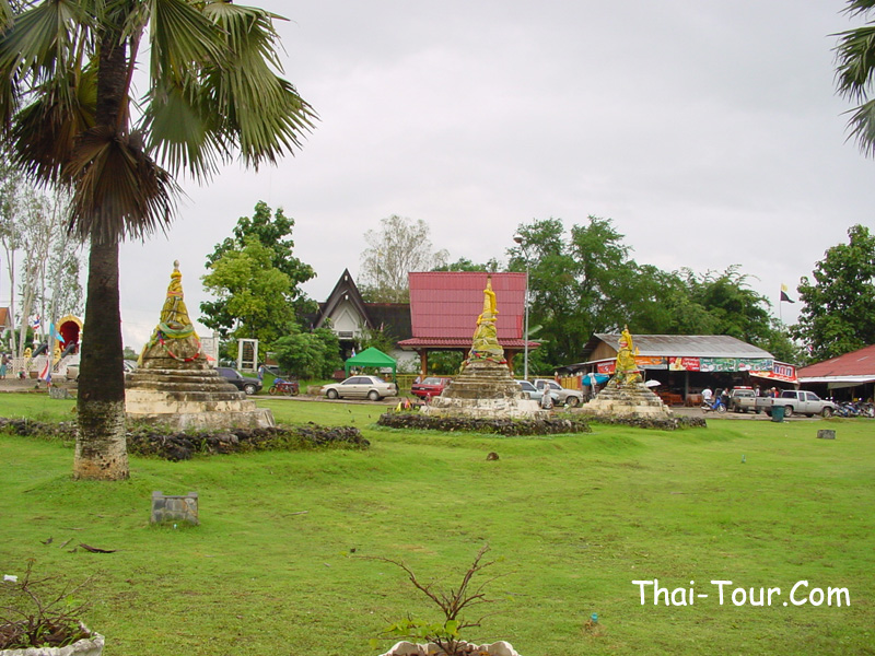 3 pagodas and the border
