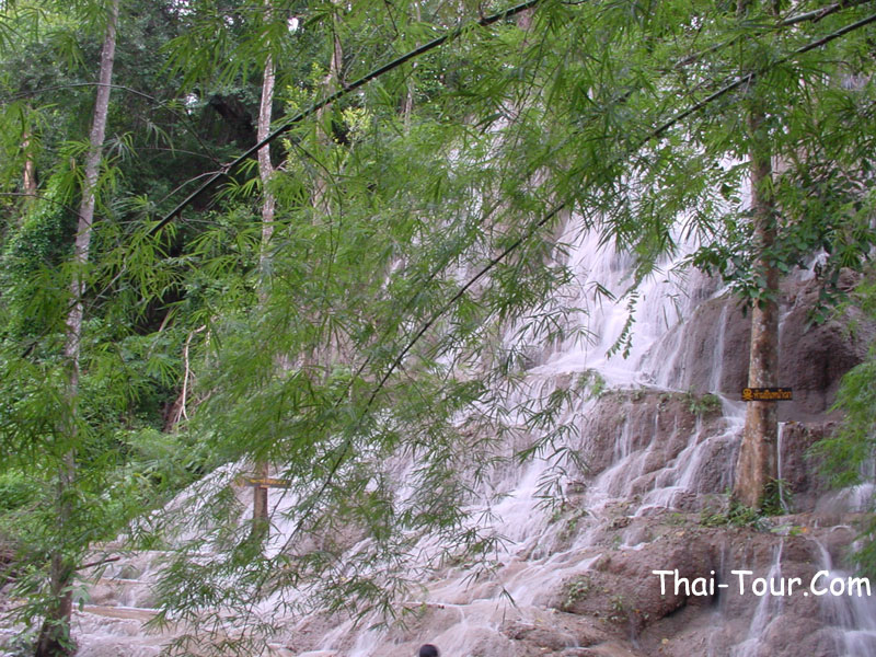Saiyok Noi Waterfall