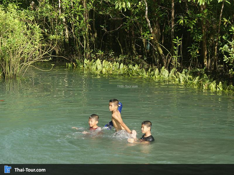 เด็กๆ กำลังเล่นน้ำสนุก