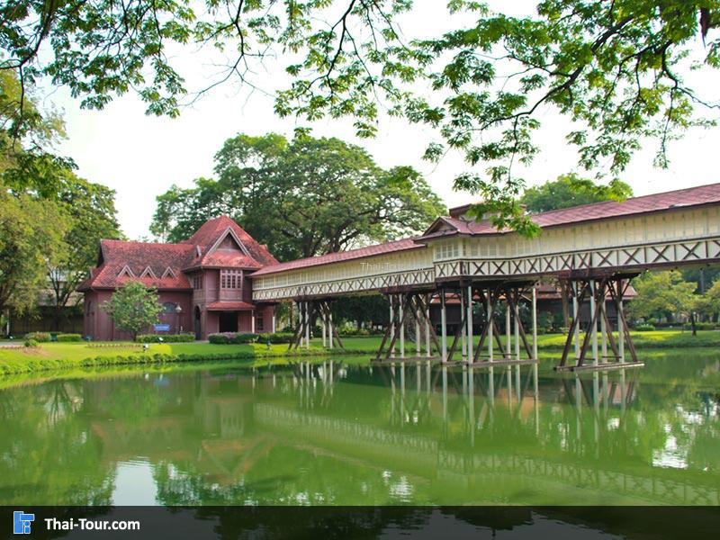เรือนไม้ สีแดง มีระเบียงทางเดินเชือมกับ พระที่นั่งชาลีมงคลอาสน์