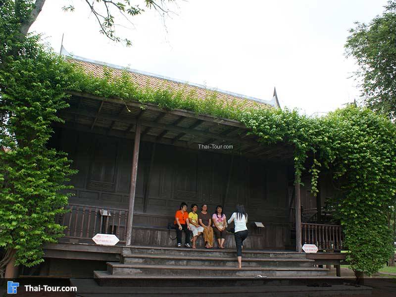 ระเบียงหน้าบ้าน คุ้มขุนแผน