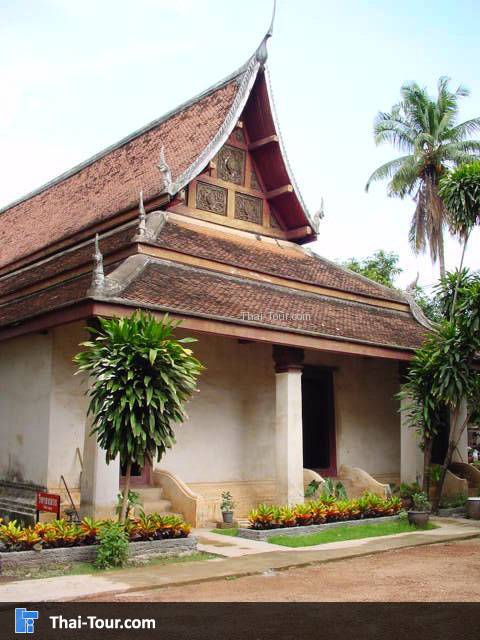 บรรไดเข้าพระอุโบสถ ข้างละ 2 ประตู