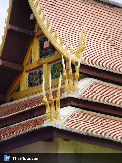 นาคสามเศียรบนหลังคาโบสถ์