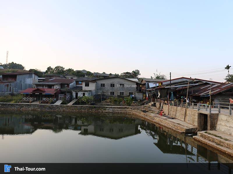 บ้านอีต่อง