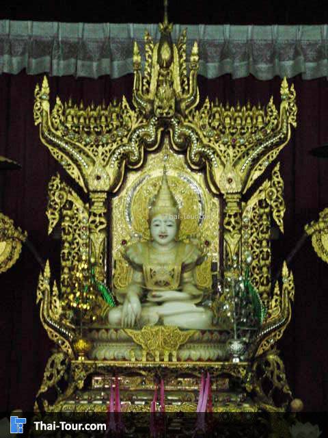 พระพุทธรูปหินอ่อนทรงเครื่องแบบพม่า