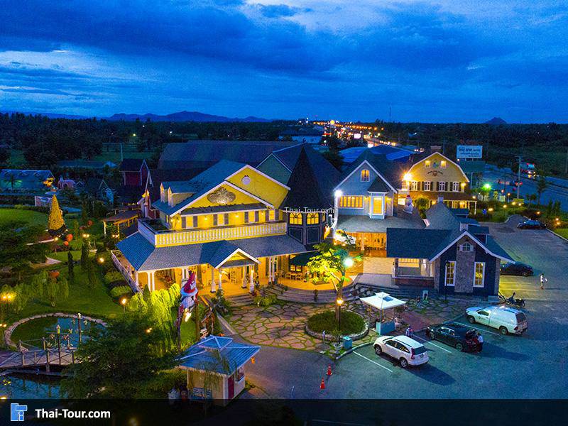 ลานจอดรถและหน้าทางเข้าโซนร้านอาหาร