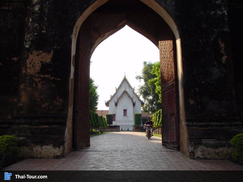 ประตูทางเข้า เห็นพระที่นั่งจันทรพิศาลไกลๆ