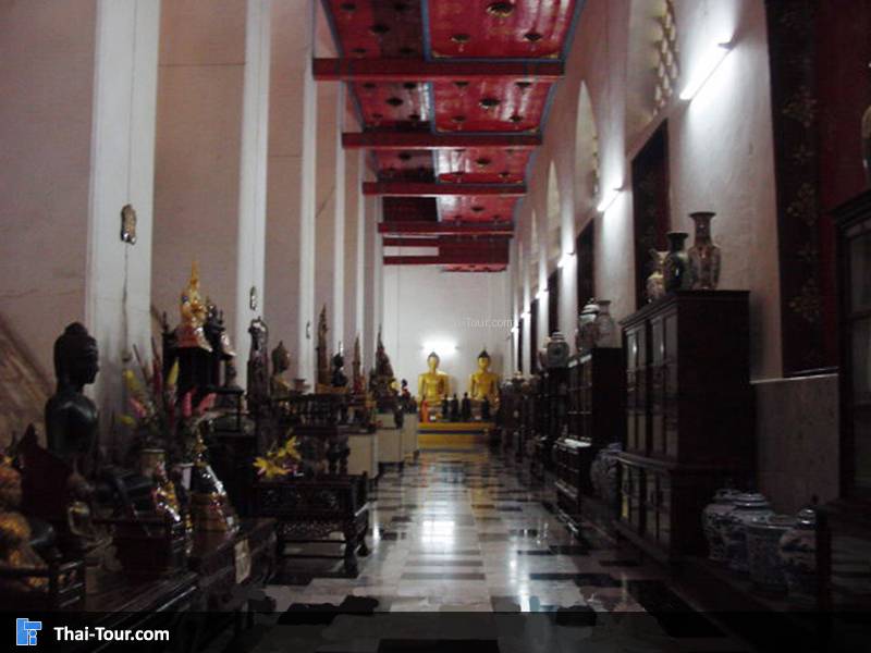 ด้านหลัง องค์พระ