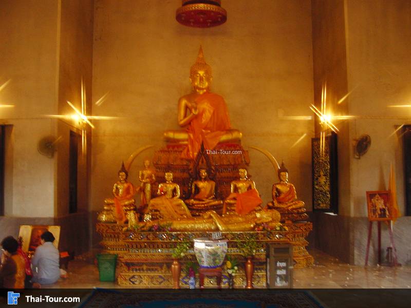 พระนอน และพระประธาน