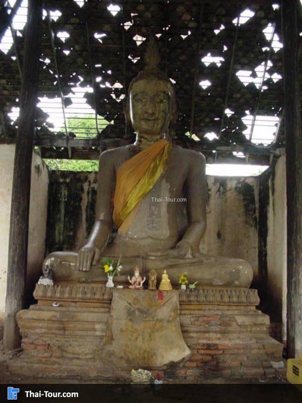 พระประธานในวิหารเก่า