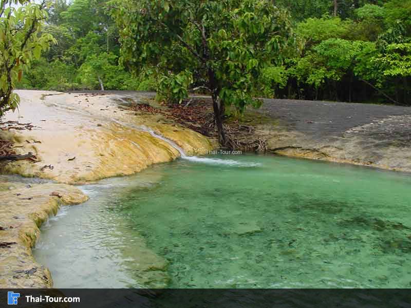 สระมรกต