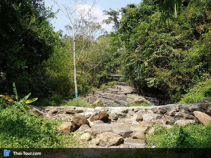 น้ำตกลานรัก หรือน้ำตกตาดหินกอง