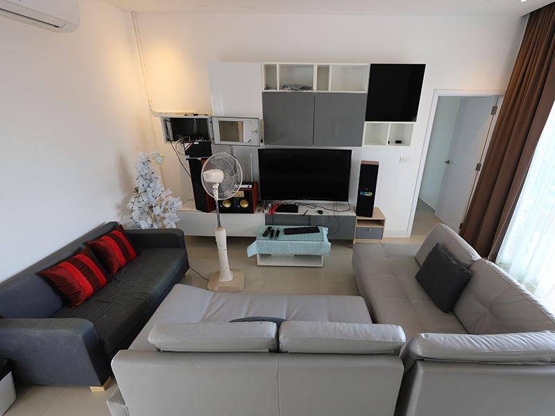 ห้องนั่งเล่น จิรา พูล วิลล่า