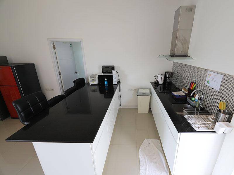 ห้องครัวใน จิรา พูล วิลล่า