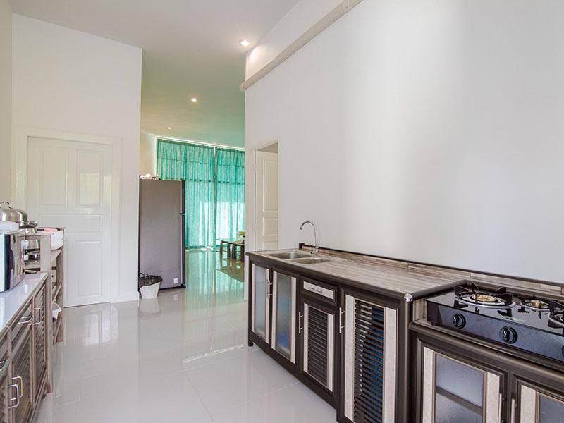 ห้องครัวใน แกรนด์ พลู วิลล่า