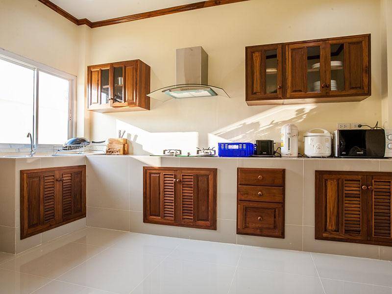 ห้องครัวพร้อมอุปกรณ์พิทูเนีย พูลวิลล่า หัวหิน