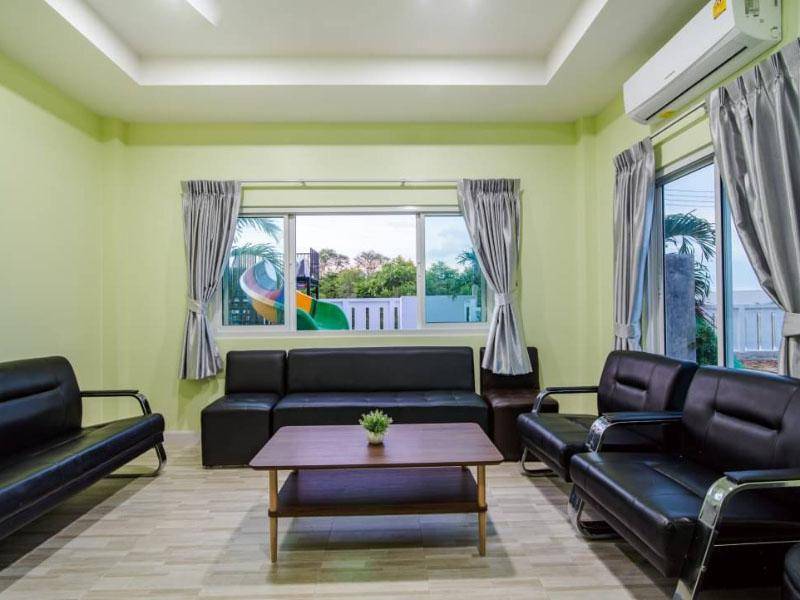 ห้องนั่งเล่นบ้านเคียงภู พูลวิลล่า หัวหิน