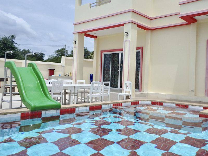 คามีเรีย พูล วิลล่า