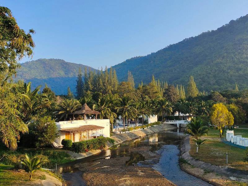 บ้านอ้อมกอดขุนเขา