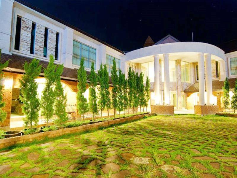 มวกเหล็ก ฮอลิเดย์ อินน์