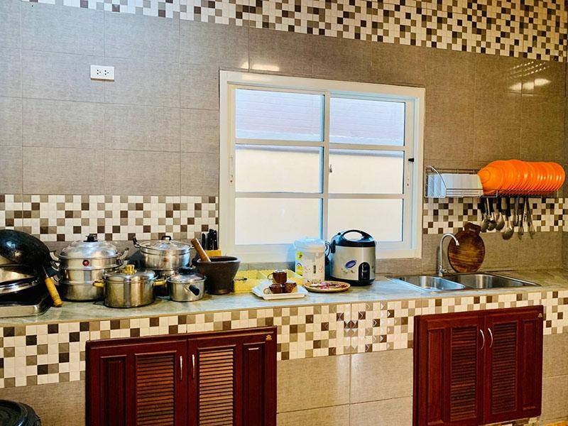 ห้องครัวใน วูดเดิ้น พูล วิลล่า พัทยา