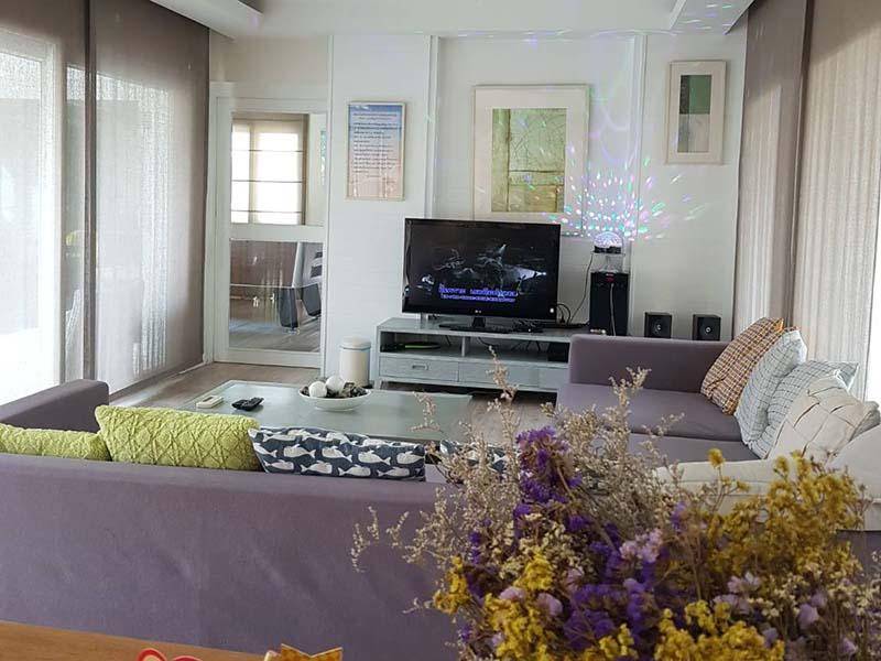 ห้องนั่งเล่น ลัคกี้ พูล วิลล่า พัทยา