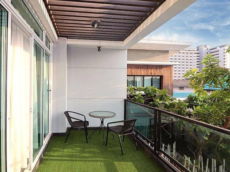 ระเบียงห้อง บีทวีน พูลวิลล่า