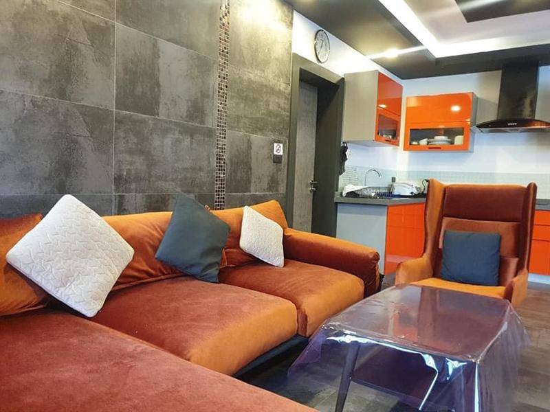 ห้องนั่งเล่นอันแสนสะดวกสบาย ใน บ้าน ไพร์มเอเซีย พูลวิลล่า