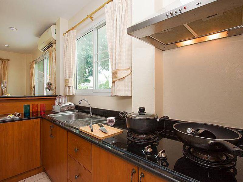 จอมเทียน ซัมเมอร์ไทม์ วิลล่า บี มีห้องครัวที่มาพร้อมอุปกรณ์ครัวที่ครบครัน ทำอาหารได้อย่างสบาย