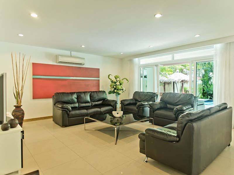 ห้องนั่งเล่นในบ้าน ทรอปิคานา พูลวิลล่า พัทยา