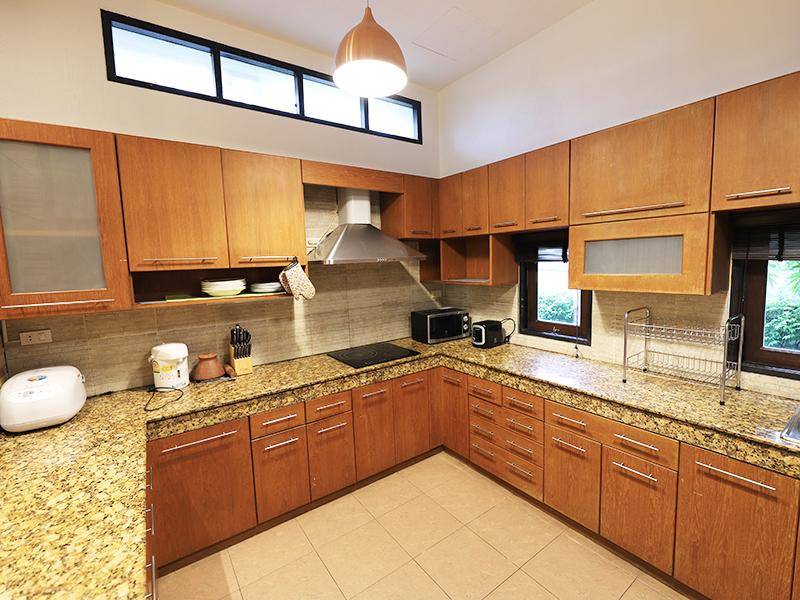 ห้องครัวใน ปุณณภา พูล วิลล่า