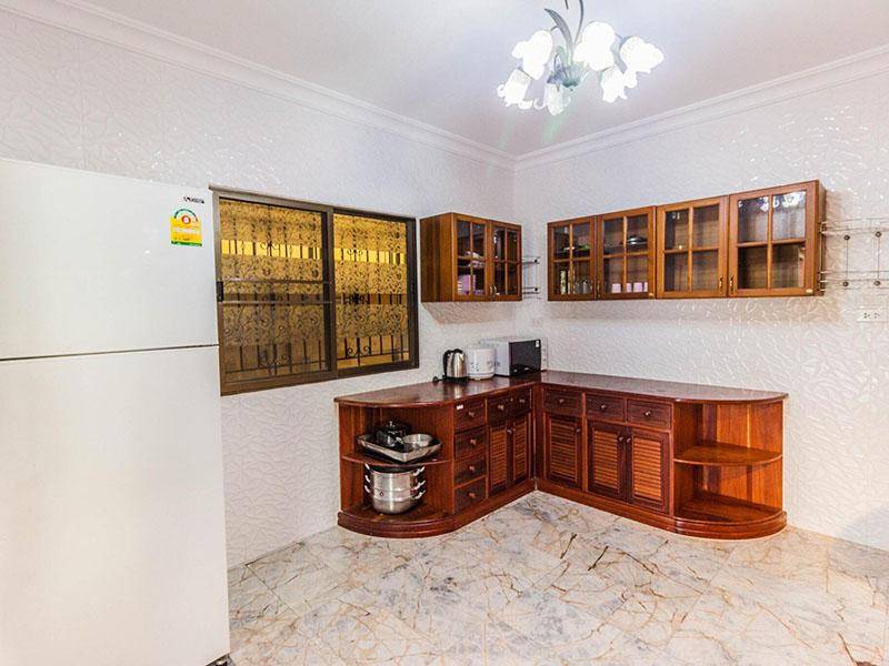 ห้องครัว เรนโบว์ พลู วิลล่า