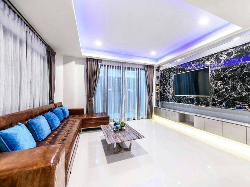 ห้องนั่งเล่น จูบิลี่ พูล วิลล่า พัทยา บี