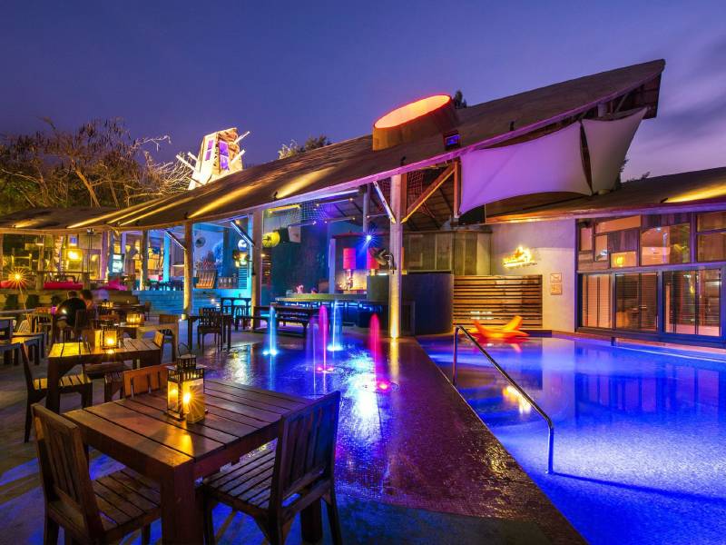 บาร์ แอนด์ เบด รีสอร์ท