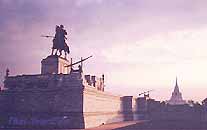 อนุสาวรีย์พระนเรศวรและภูเขาทอง.jpg (6310 bytes)