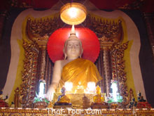 พระพุทธรูปหินอ่อนที่วิหารวัด