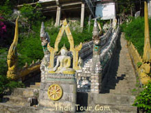 บรรไดขึ้นวัด ส่วนทางขึ้นถ้ำอยู่อีกด้านหนึ่ง...