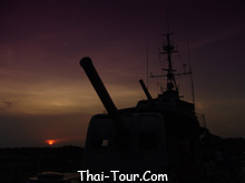 อาทิตย์ตกหลังเรือรบหลวงแม่กลอง