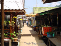 ทางเดินเท้าเข้าหมู่บ้าน, มีร้านอาหารทะเลขายสดๆ ราคาไม่แพง