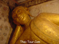 พระพุทธไสยาสน์ภายในวิหาร