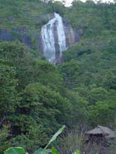 น้ำตกที่เราสามารถเห็นได้แต่ไกล จากปากทางเข้าหมู่บ้าน