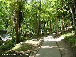 ทางเดินไปชมน้ำตกชั้นที่ 5