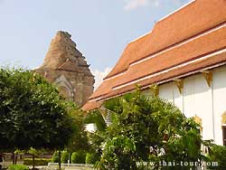 เจดีย์หลวง และวิหาร (ซ้าย)